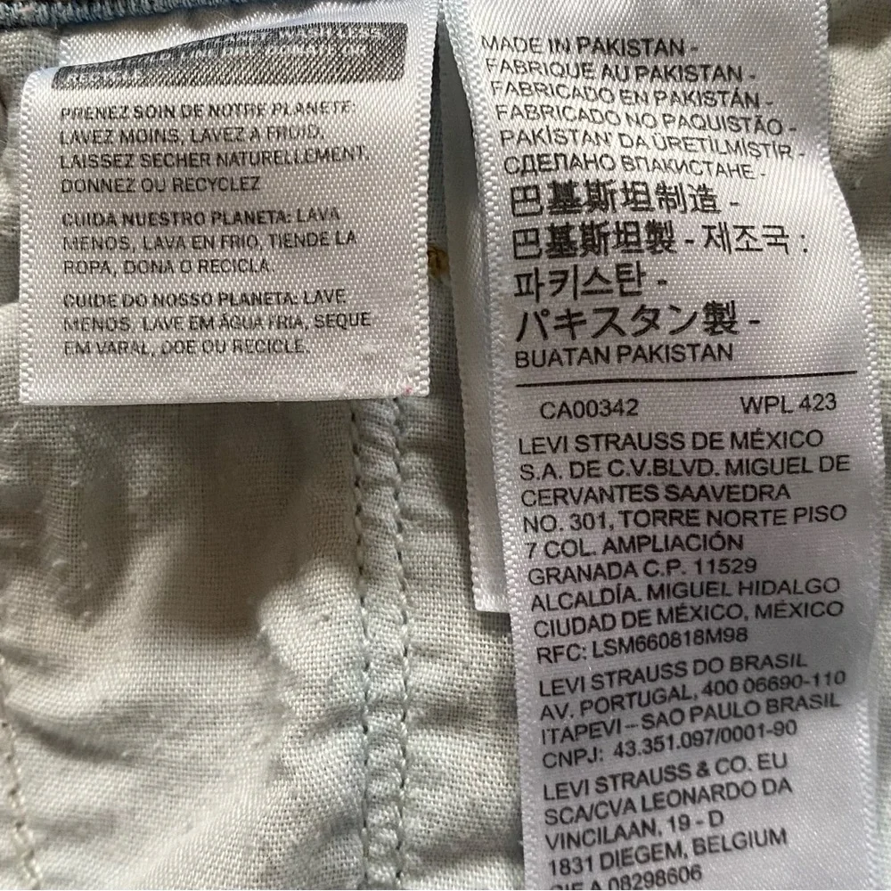 Levi’s Classic Denim Bermuda Shorts in a Light Wash | 32